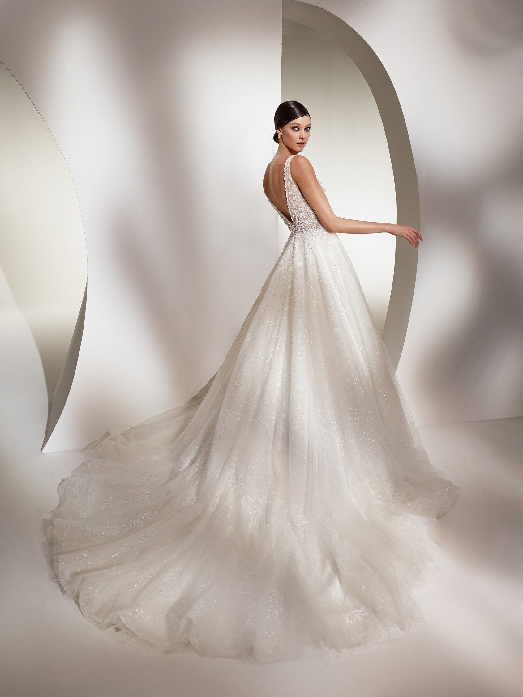 AERO | A-line wedding dress with V-neck | Nicole