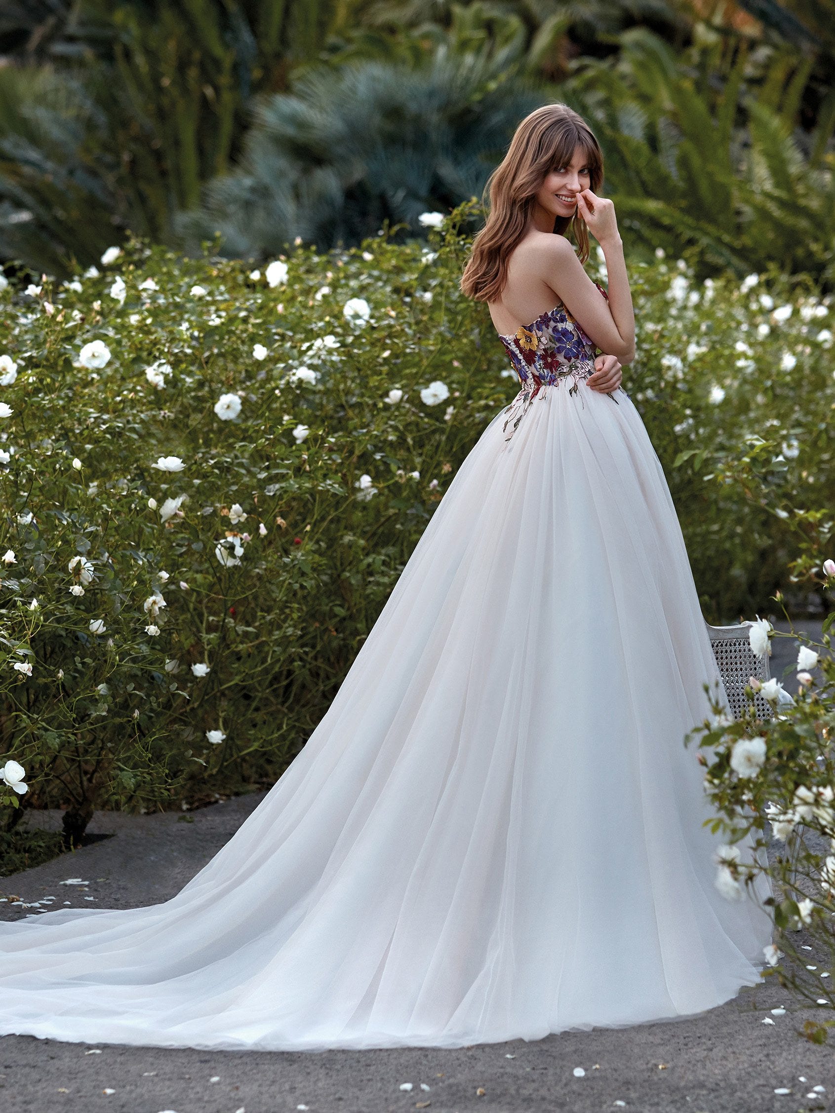 Robe de mariée best sale avec touche de couleur