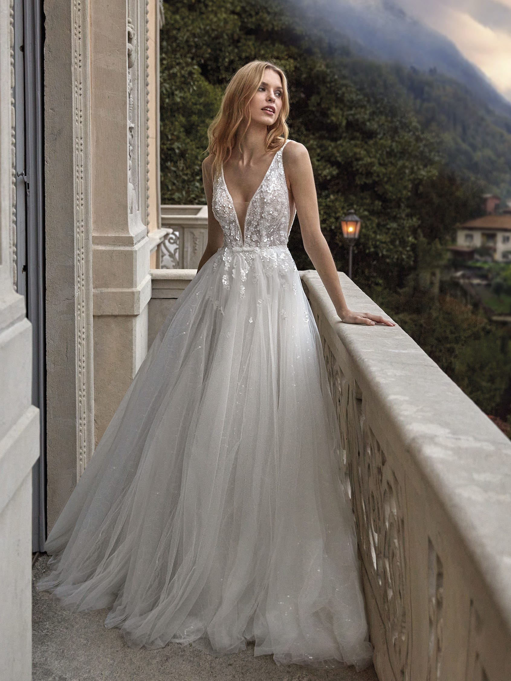 Abiti da Sposa in Pizzo Moderni e Romantici Nicole Milano