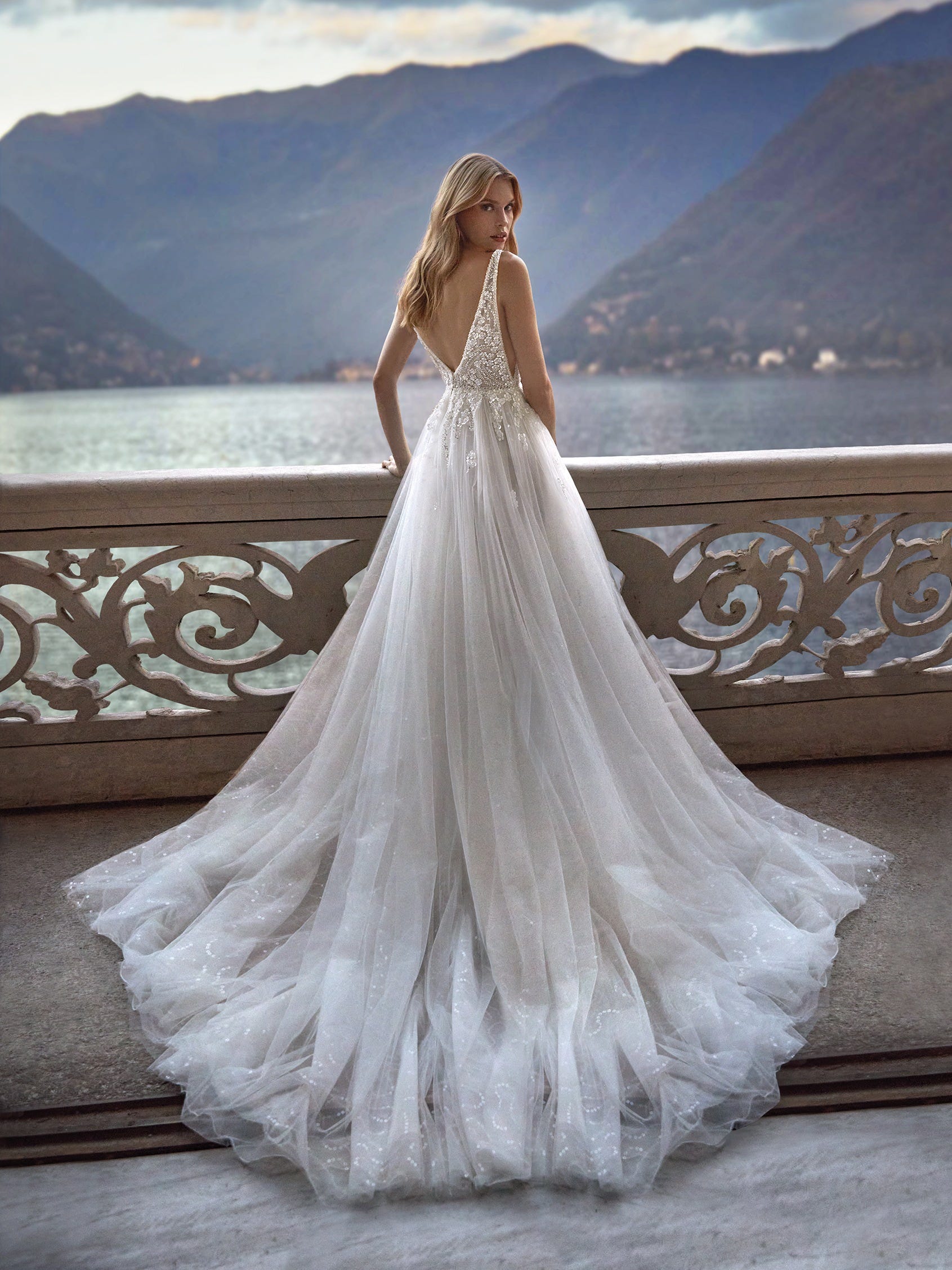 Robe de mariée discount col v dentelle