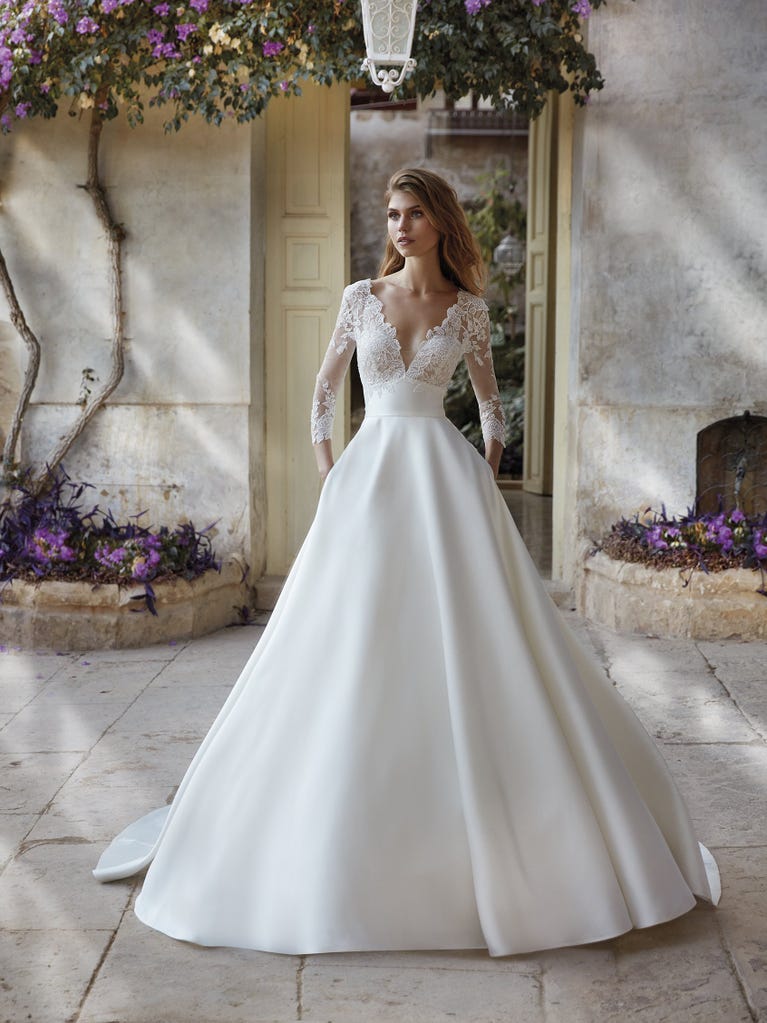 KEZIA | Princess-cut wedding dress with V-neck | Nicole Milano