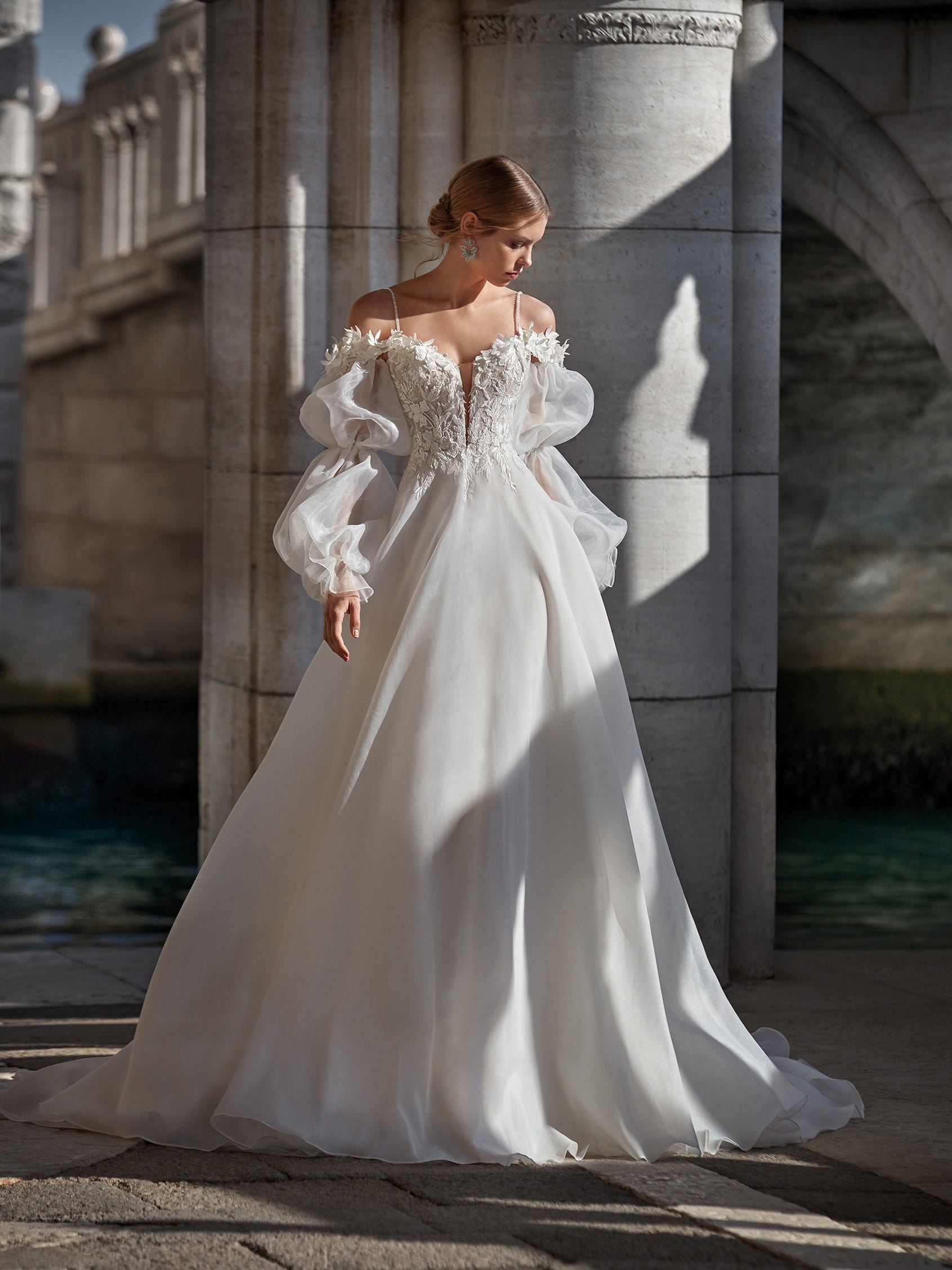 TURIA | A-line wedding dress with V-neck | Nicole