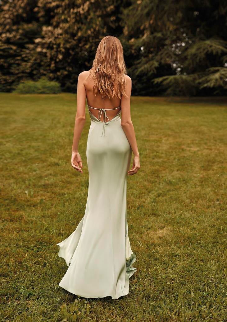 Robe d’invitée de mariage longue et fluide, dotée d’une douce et légère couleur vert sauge tendance