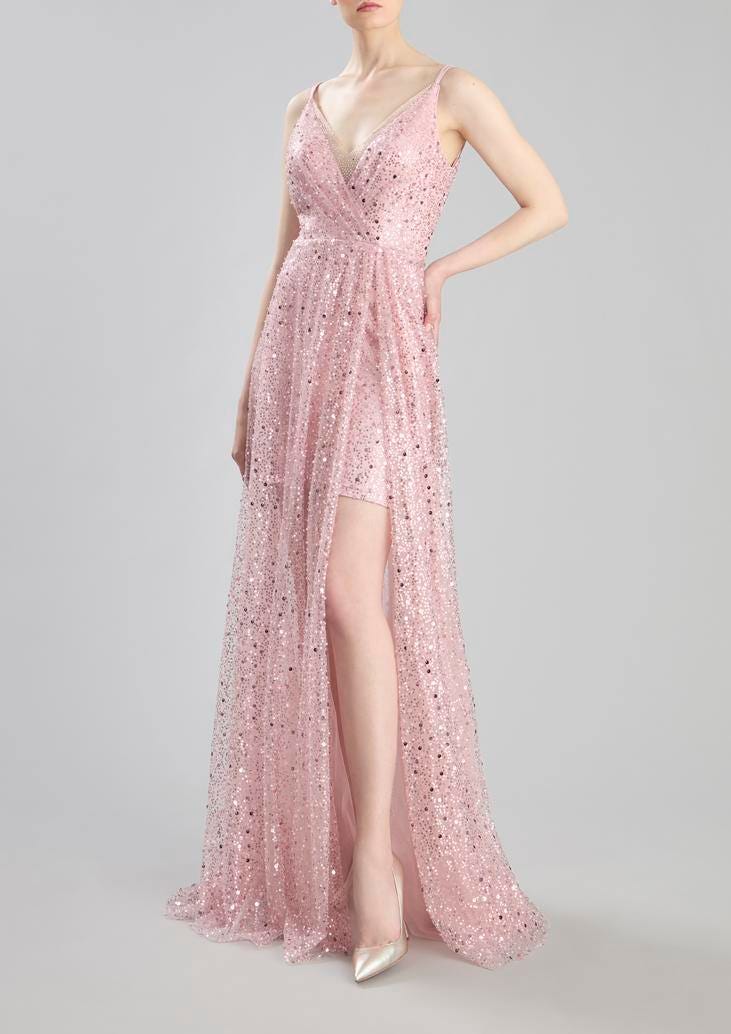 Élégante robe d’invitée de mariage rose à sequins, dotée de fines bretelles et fendue sur le côté.