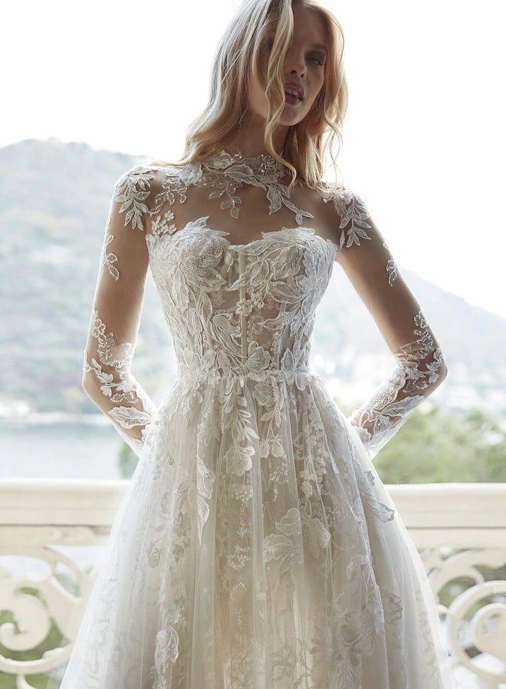 Mujer luciendo un vestido de novia con encaje ideal para combinar con liga de novia de encaje